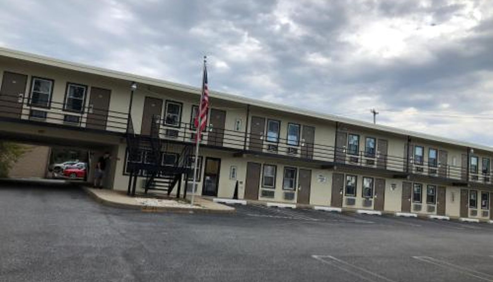 Zewnętrzna część hotelu - Near PHL Airport PA  Media  Trolley Stop Motel