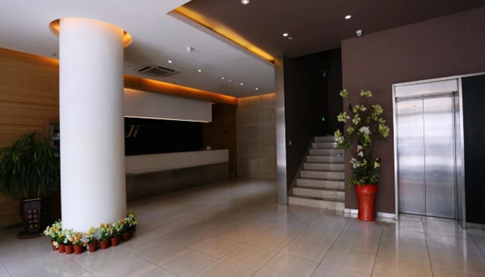 Lobby - jinjiang hotel in  wangfujing store in beijing
