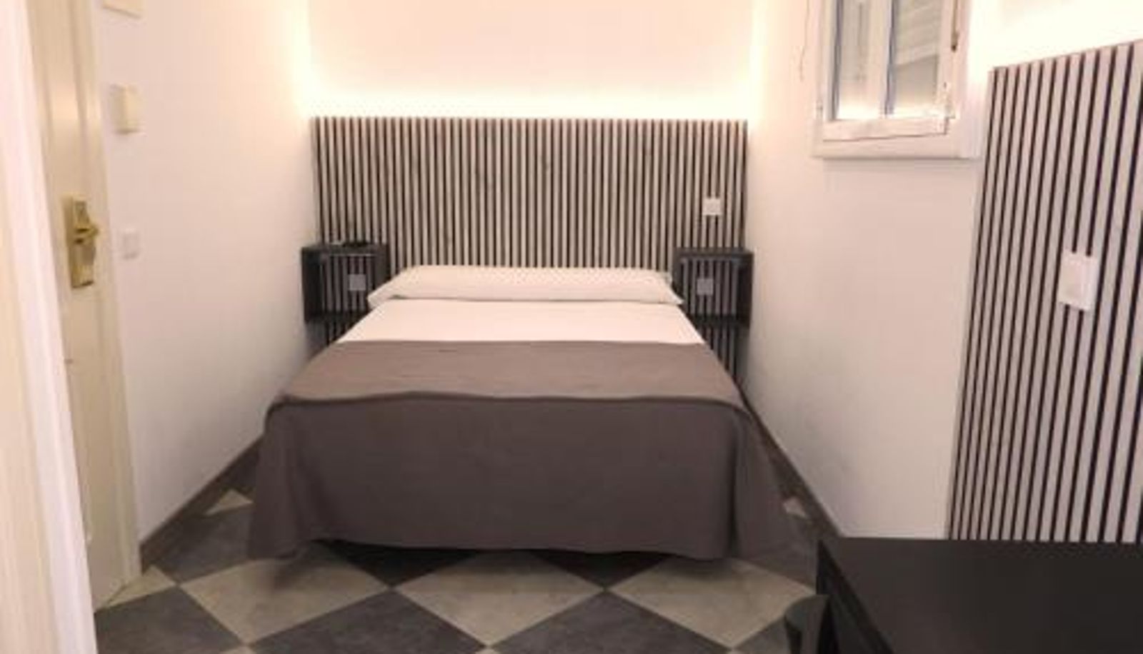Info - HOSTAL HENARES