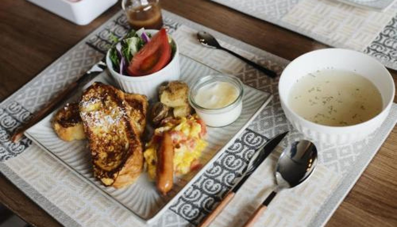 Salle de petit-déjeuner dans le restaurant - RONENAI BASE
