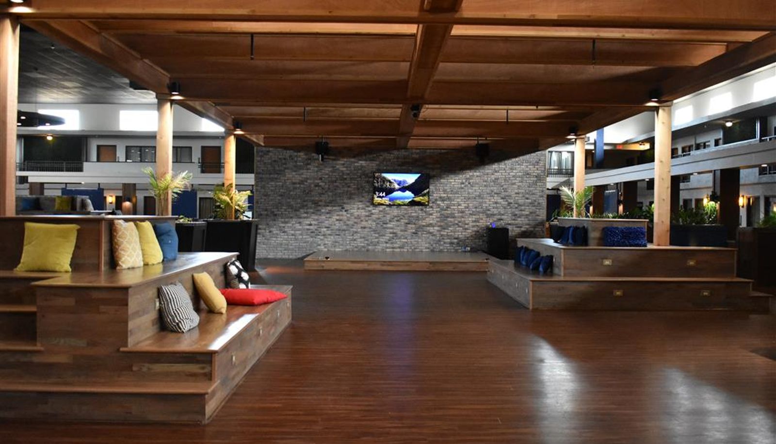 Lobby - Ramada Plaza by Wyndham Omaha