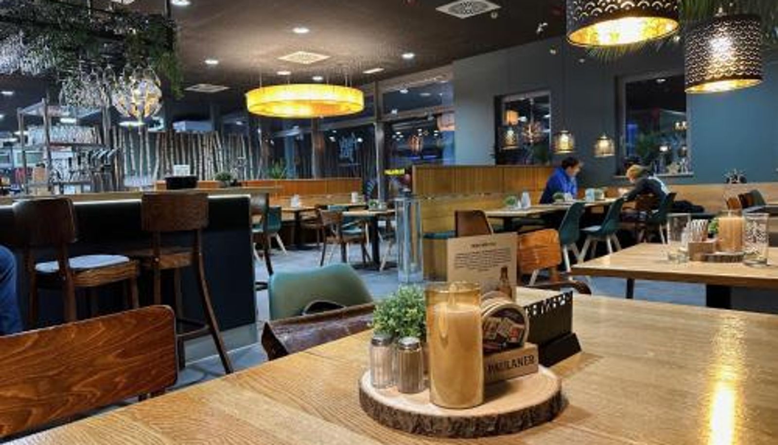 Salle de petit-déjeuner dans le restaurant - AUSZEIT DAS HOTEL Asbach-Bäumenheim & AUSZEIT DAS RESTAURANT