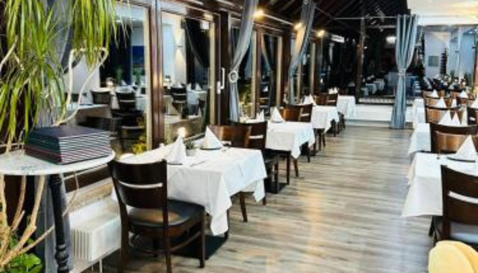 Sala de desayunos dentro del restaurante - Hotel & Restaurant Olio é Pane ENZKLÖSTERLE
