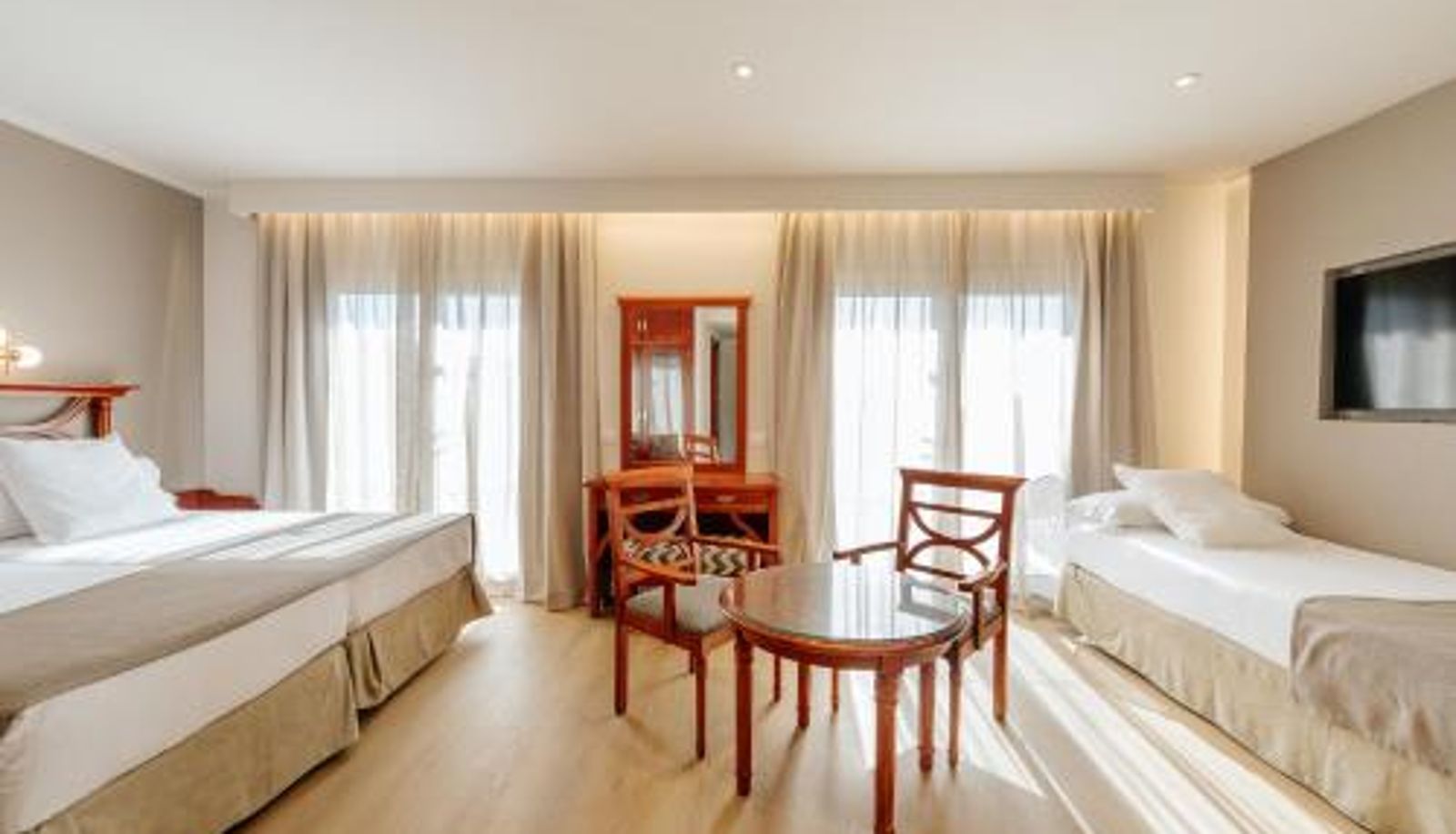 Chambre triple - Hotel Reveron Plaza