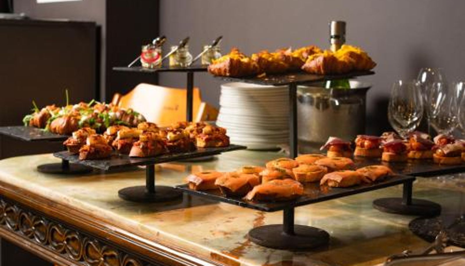 Frühstücksraum innerhalb des Restaurants - Hotel Atari