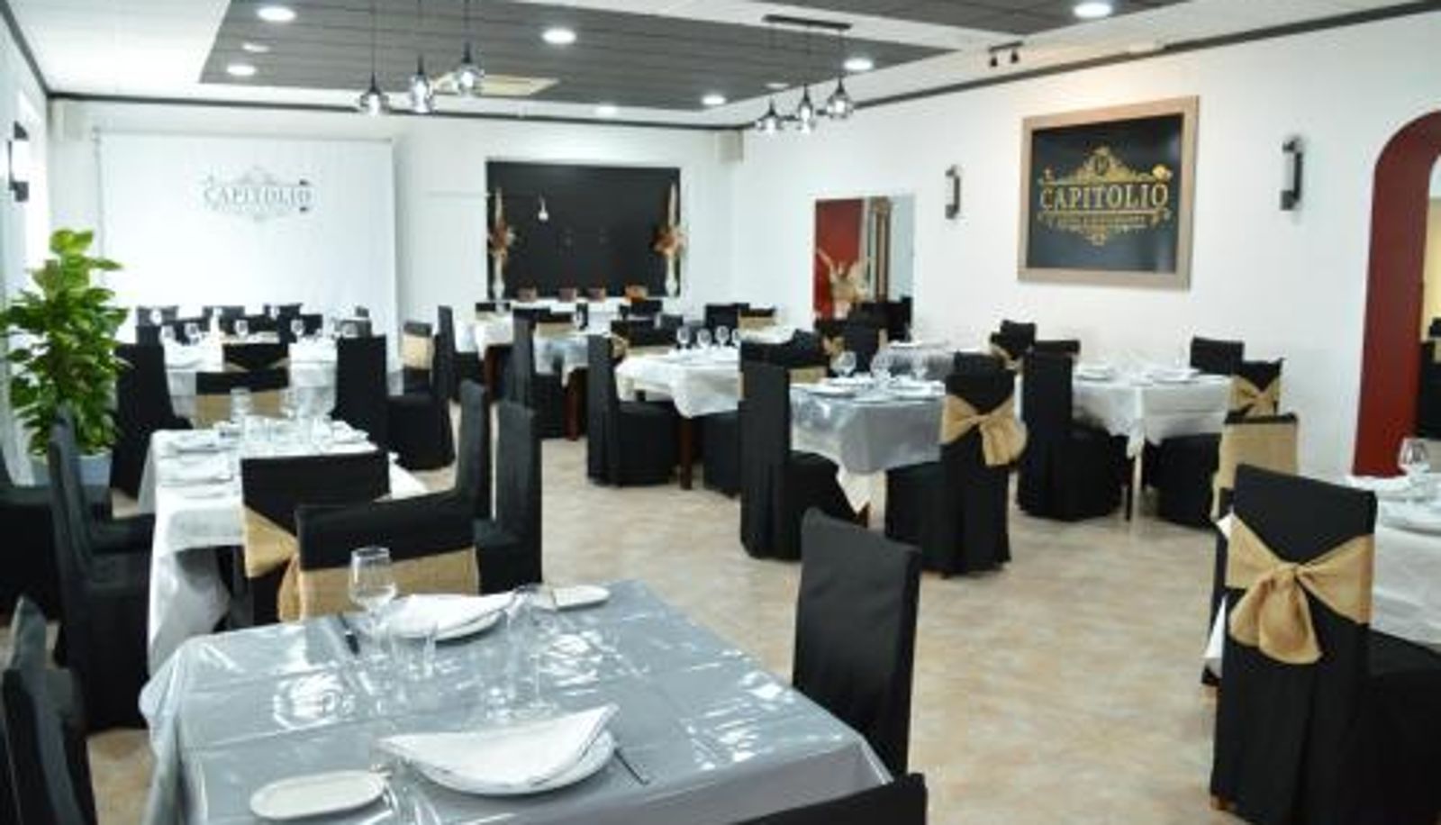 Salle de petit-déjeuner dans le restaurant - Nuevo Hotel Capitolio