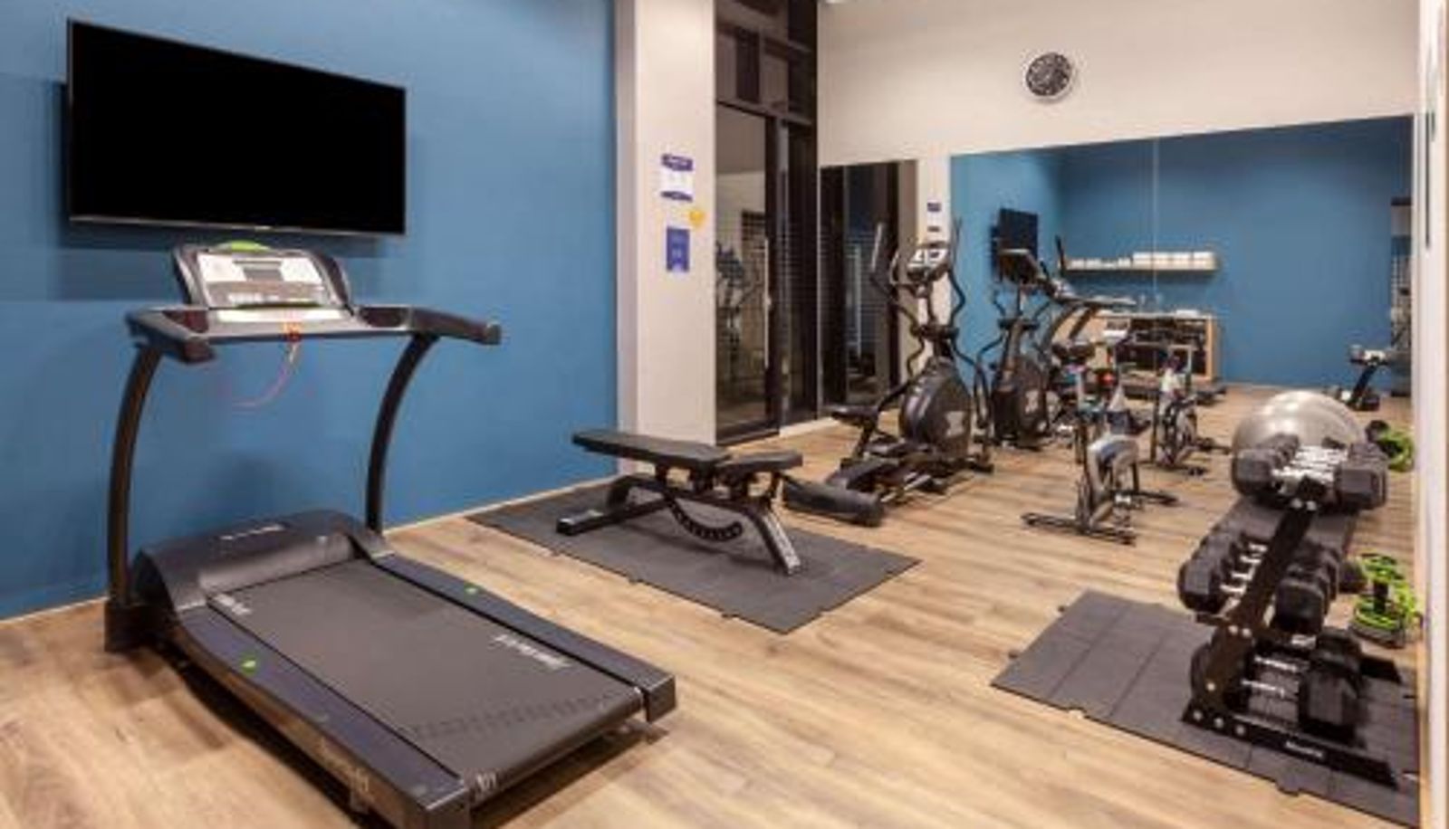 Wellness- und Fitnessbereich - Hotel Distrito ZF By OxoHotel