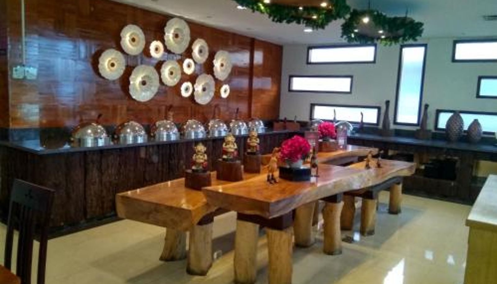 Salle de petit-déjeuner dans le restaurant - Hotel Baron Indah