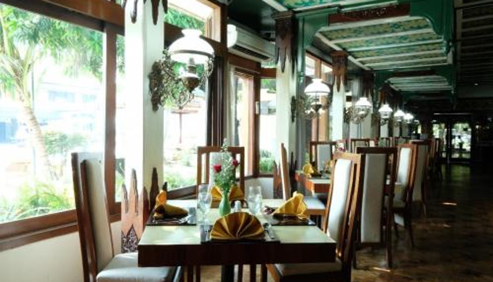 Frühstücksraum innerhalb des Restaurants - Kusuma Sahid Prince Hotel Solo