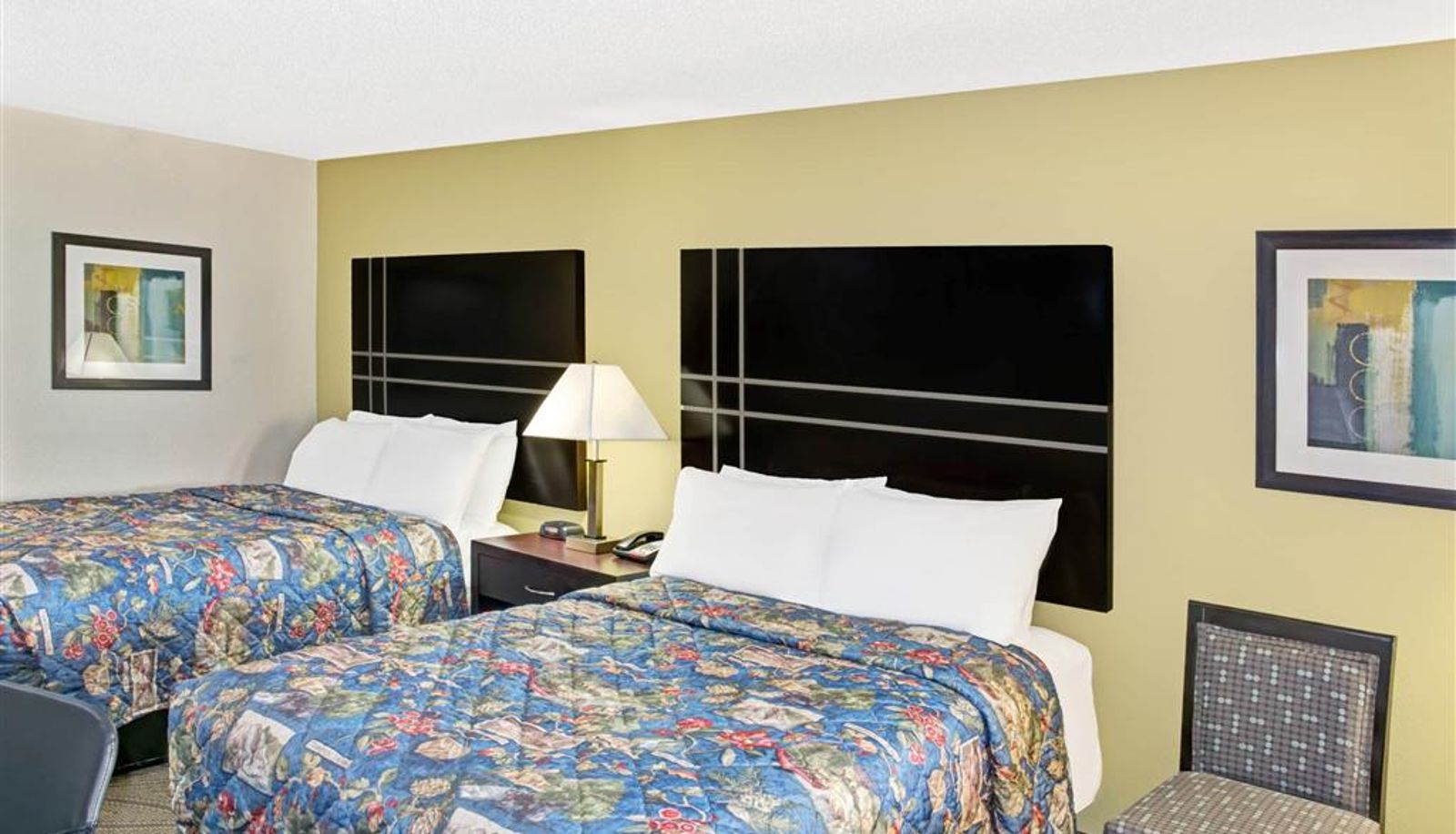 Room - Howard Johnson by Wyndham Houston Heights/Downtown