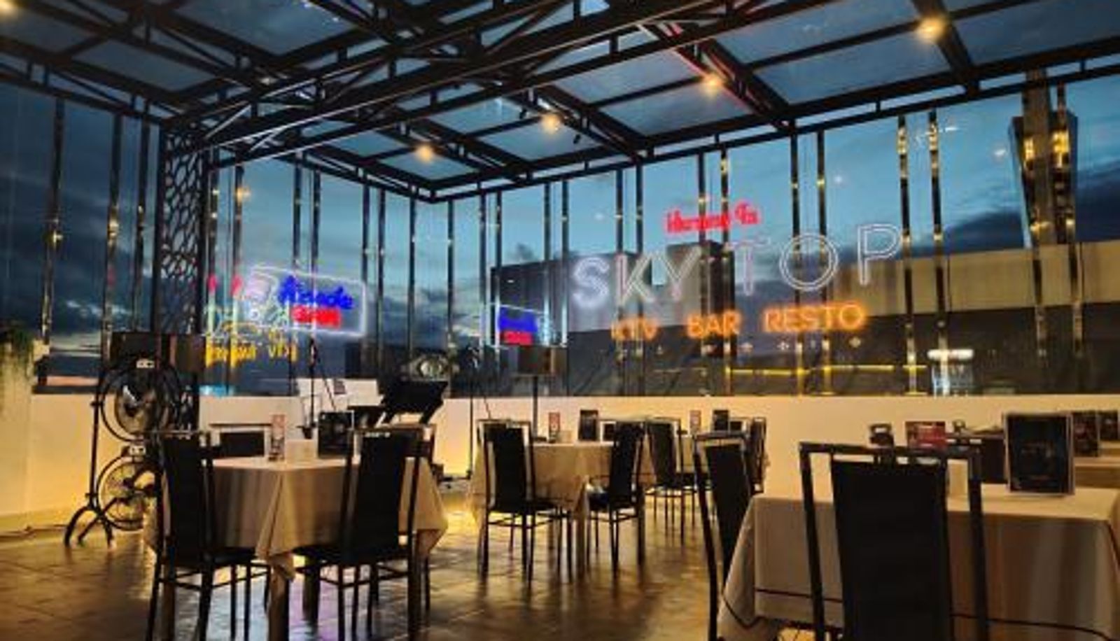 Sala śniadaniowa w restauracji - Hotel Harmony In & Karaoke