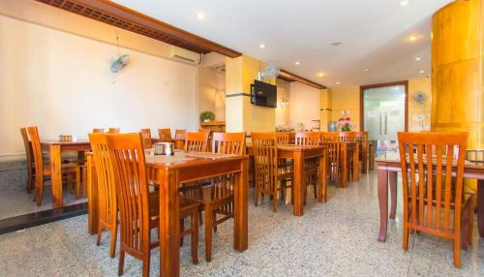 Salle de petit-déjeuner dans le restaurant - Dong Do Hotel