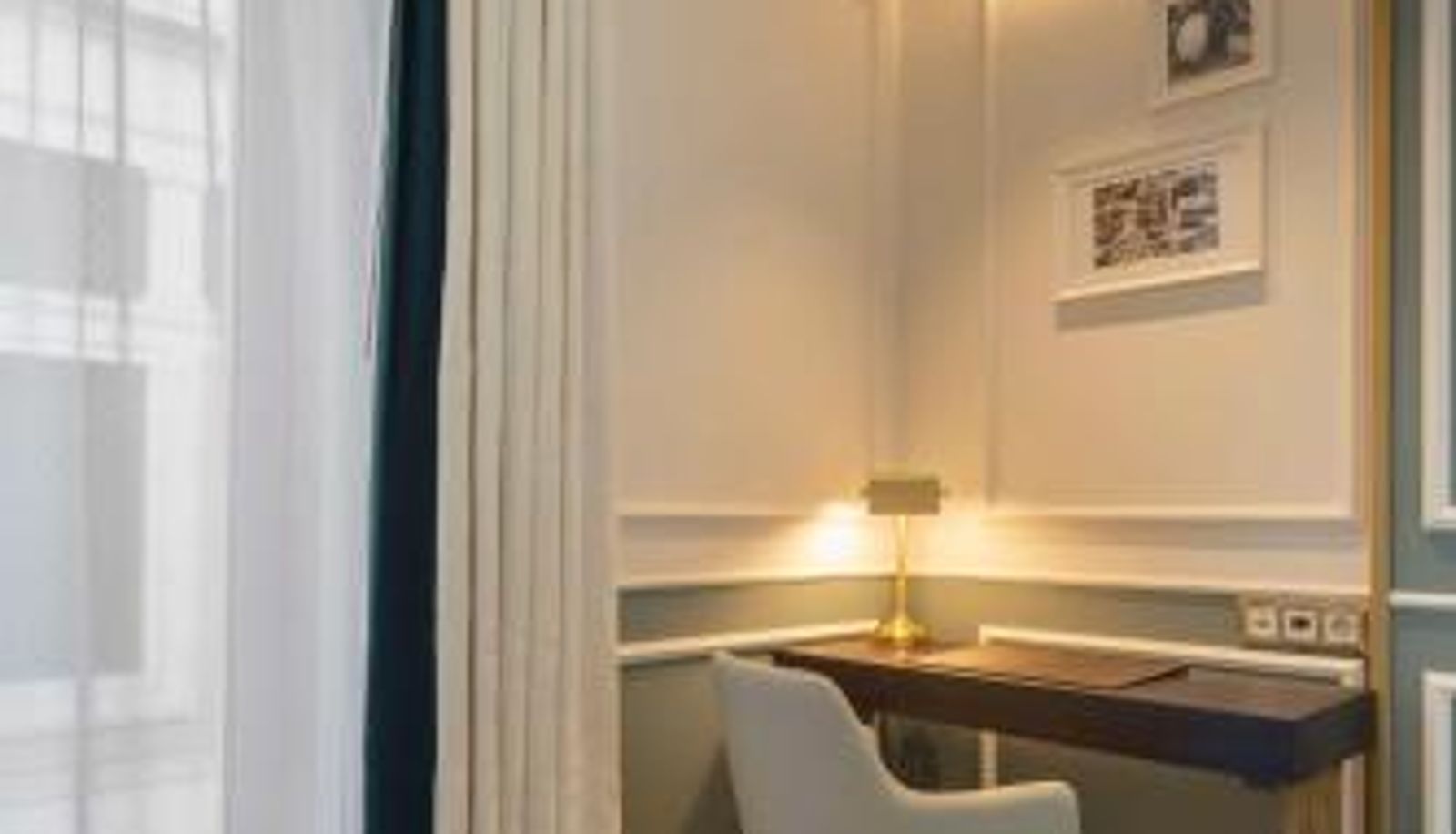 Zimmer - The Emerald House Lisbon Curio Collection by Hilton