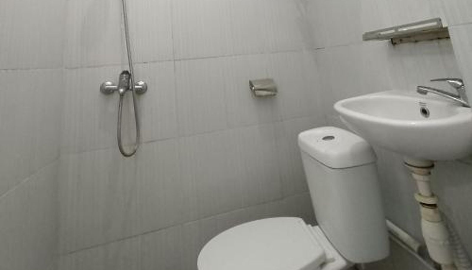 Bathroom - OYO 92207 Hotel Koperasi