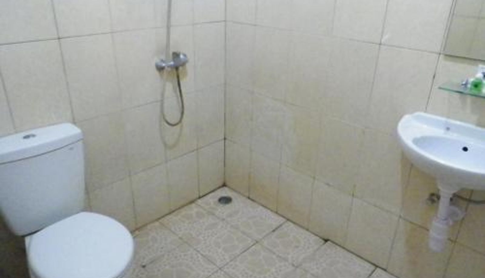 Bathroom - RedDoorz Jalan Sriwijaya near Polda Jateng