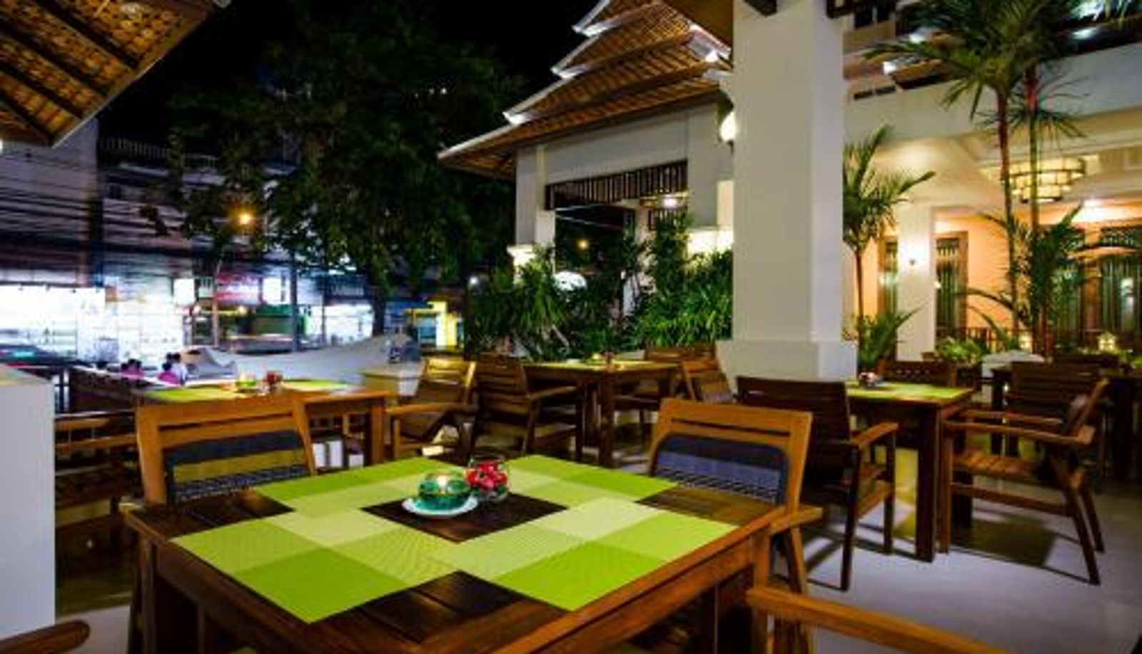 Salle de petit-déjeuner dans le restaurant - Aiyara Palace