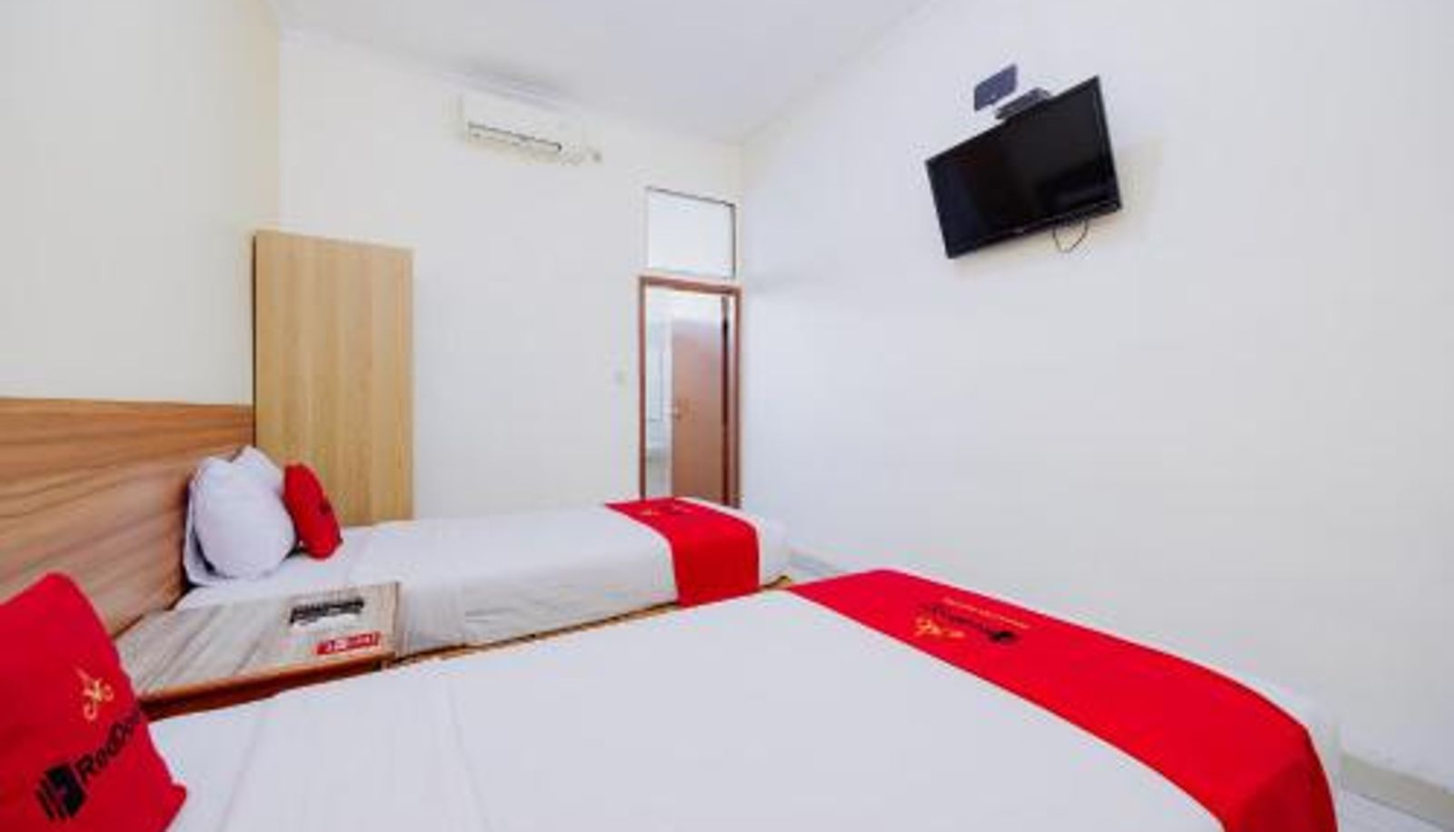 Zimmer - RedDoorz Plus at Amalio Hotel Surapati
