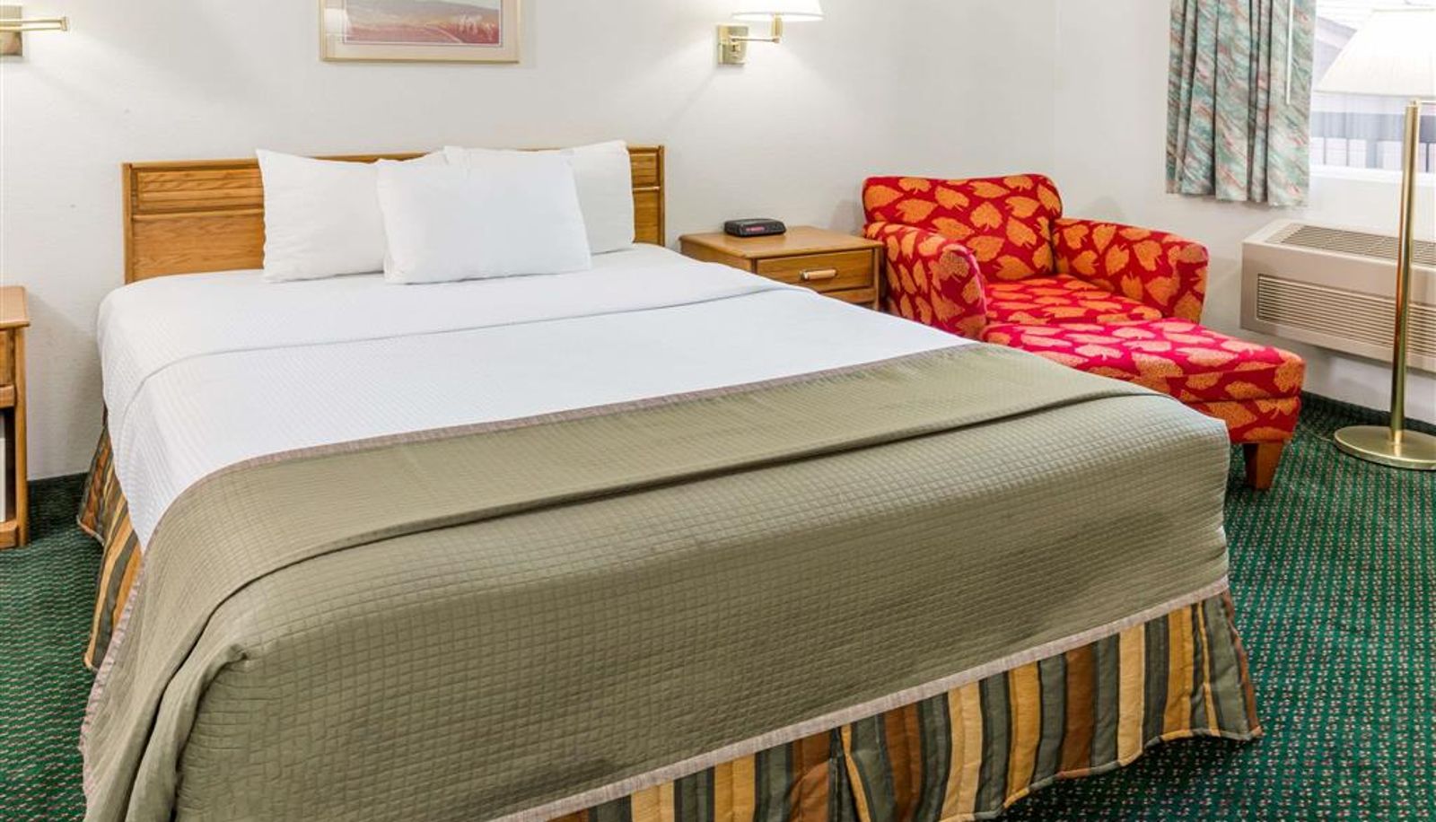 Room - Howard Johnson by Wyndham Roseburg