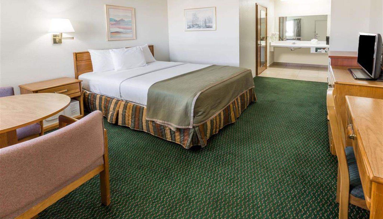 Room - Howard Johnson by Wyndham Roseburg