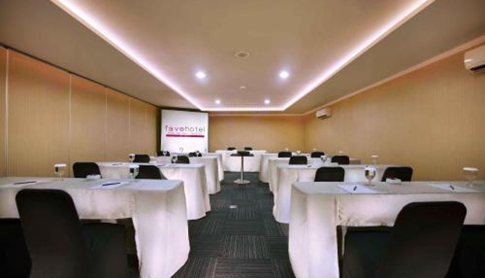 Centro de negocios - favehotel PGC Cililitan