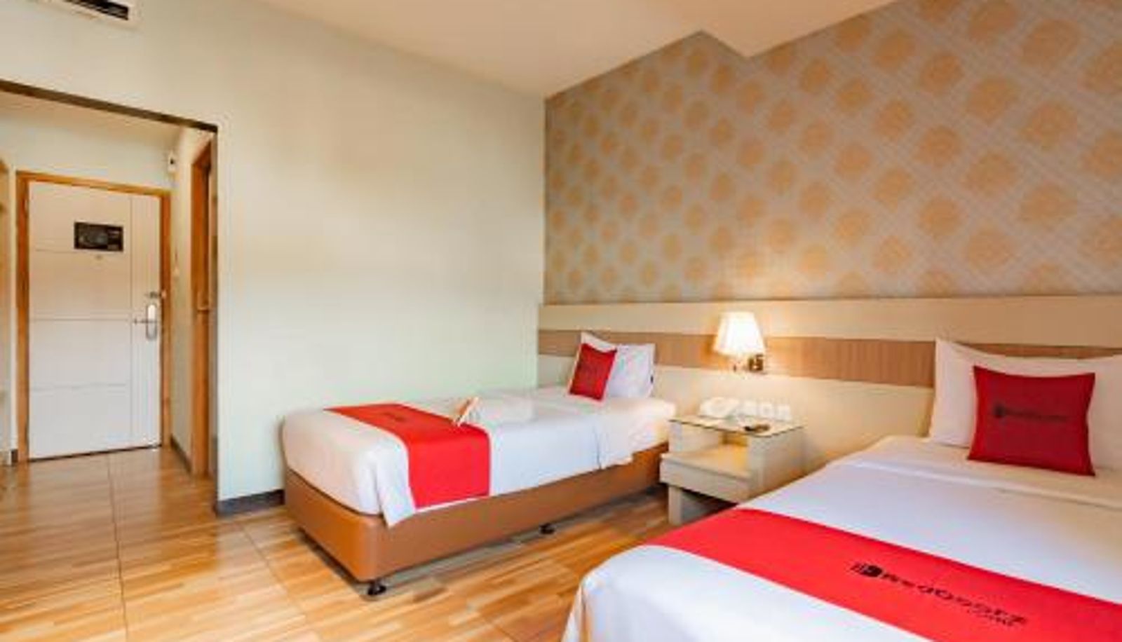 Zimmer - RedDoorz Premium near Bandung Station