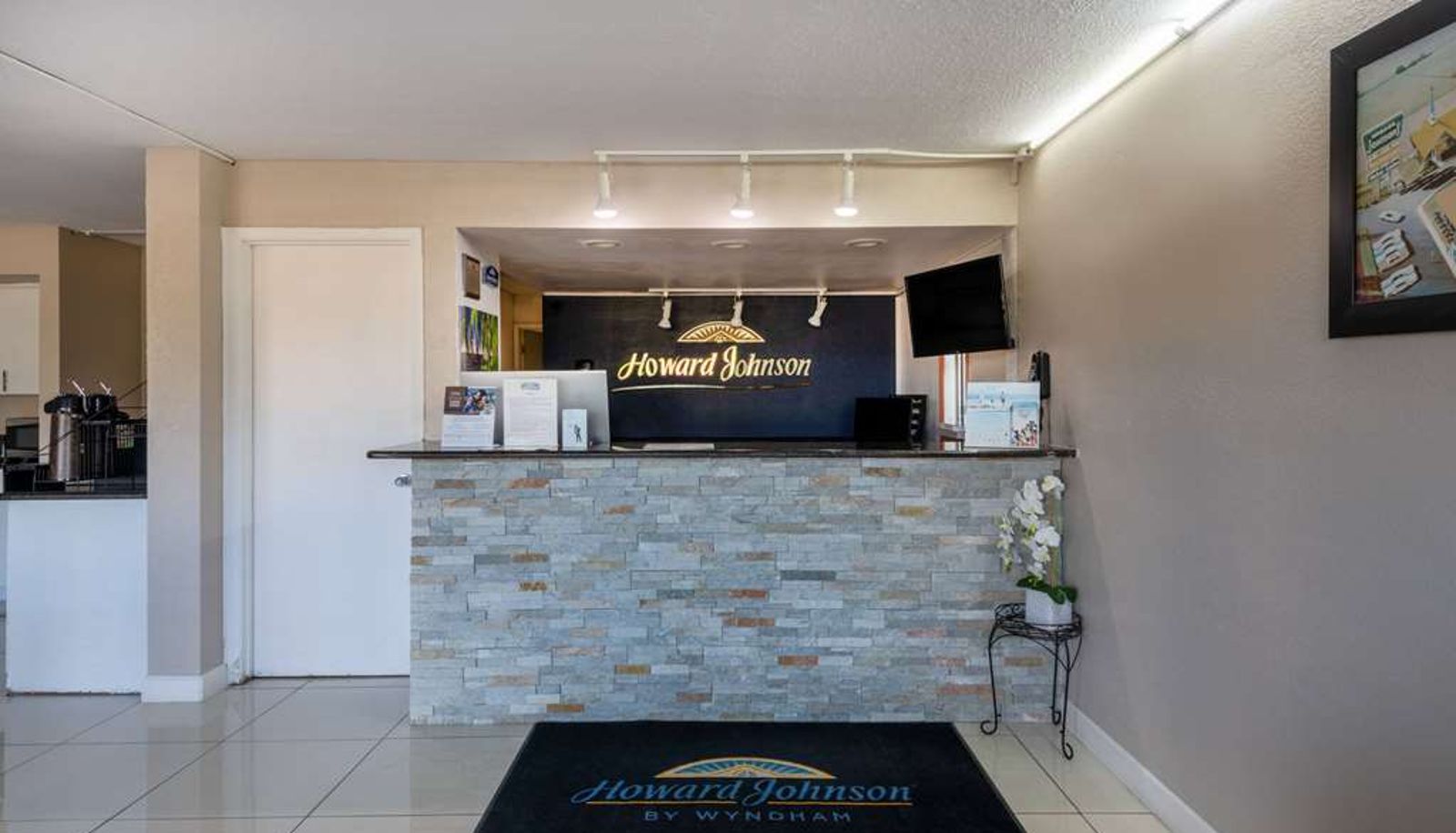 Hall - Howard Johnson by Wyndham Vero Beach/I-95