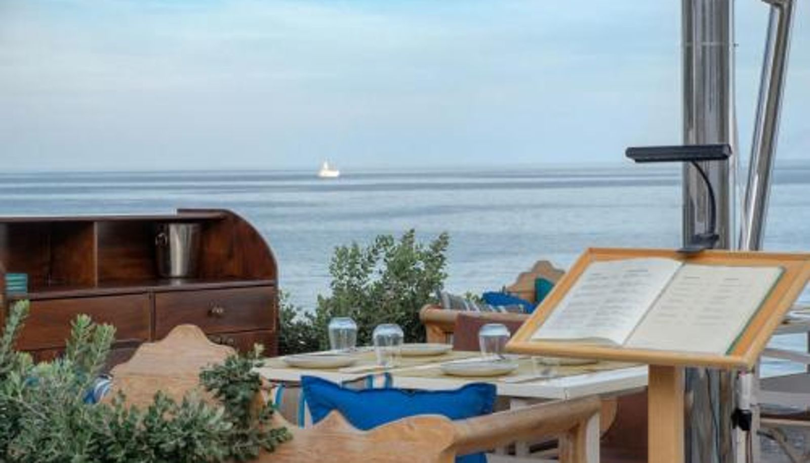 Salle de petit-déjeuner dans le restaurant - Santorini Crystal Blue Boutique Hotel