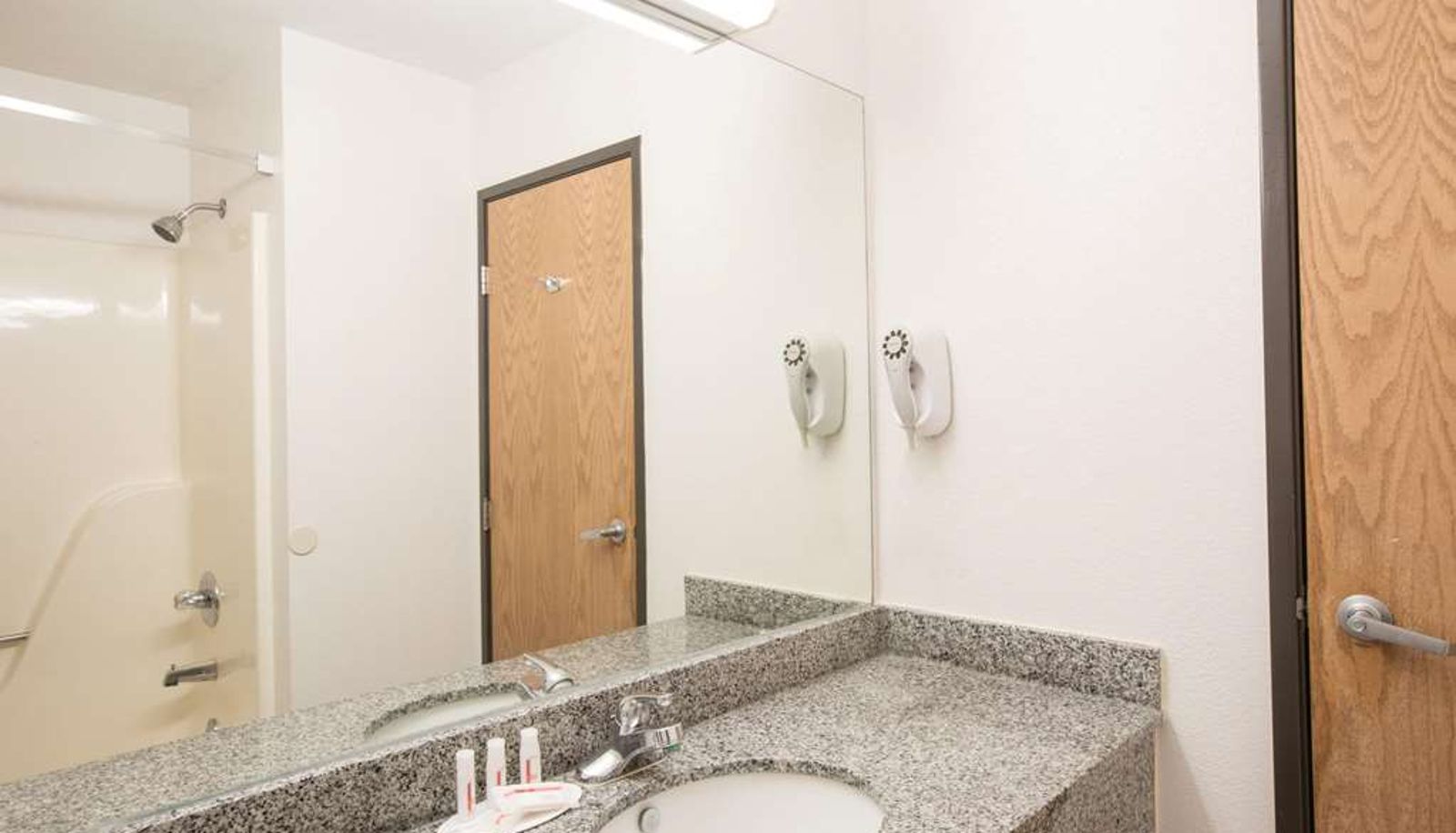 Room - Howard Johnson by Wyndham Beckley