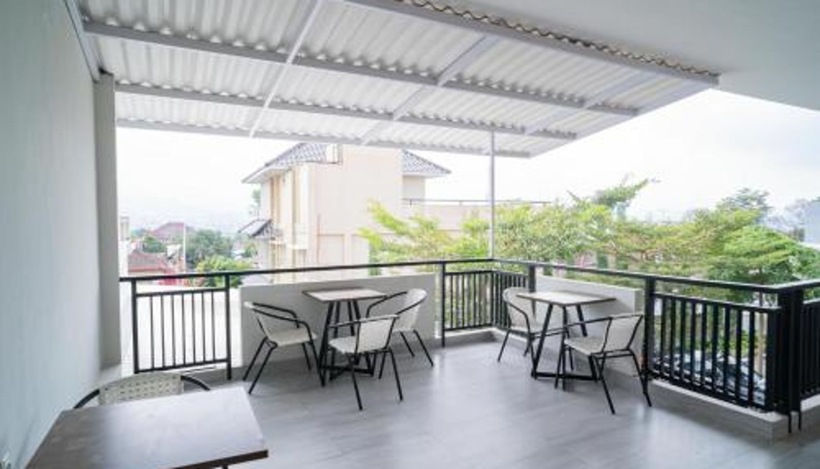 Terraza - Urbanview Hotel Bubusini Batu by RedDoorz