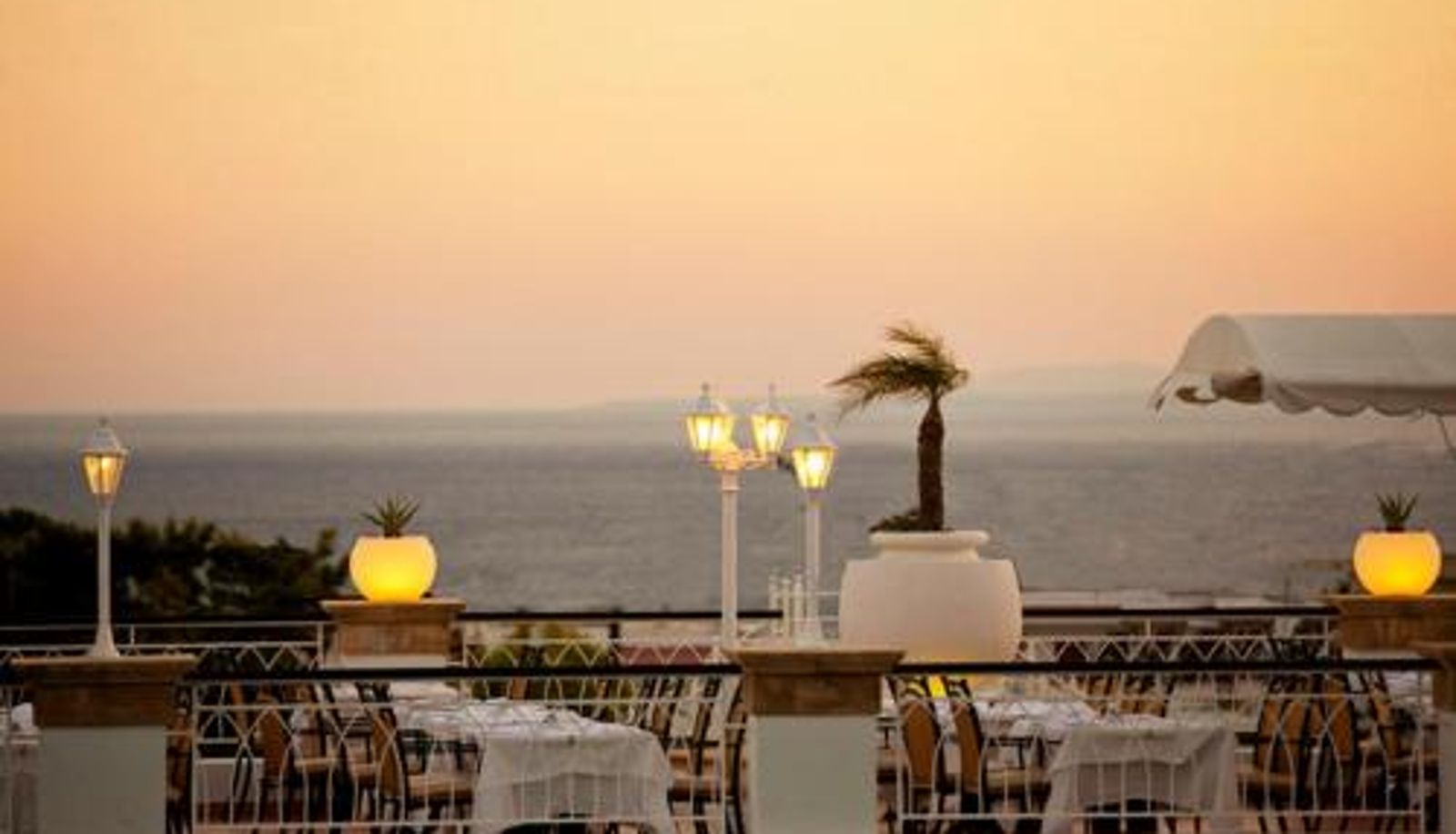 Sala de desayunos dentro del restaurante - Pefkos Beach Studios & Apartments