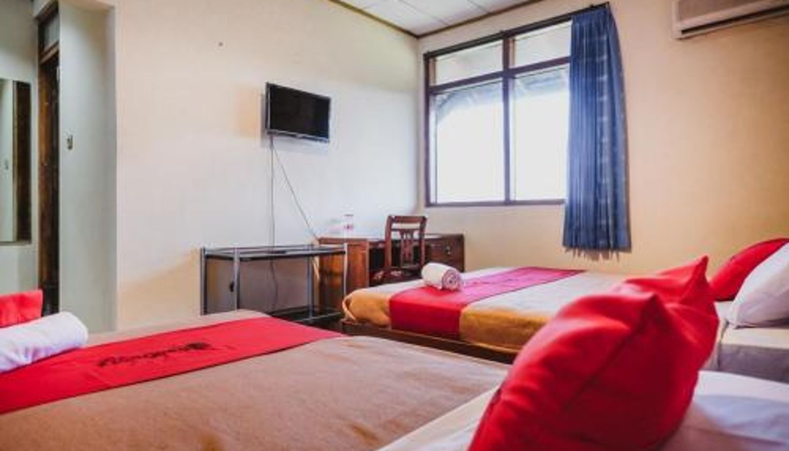 Family room - RedDoorz @ Ungaran