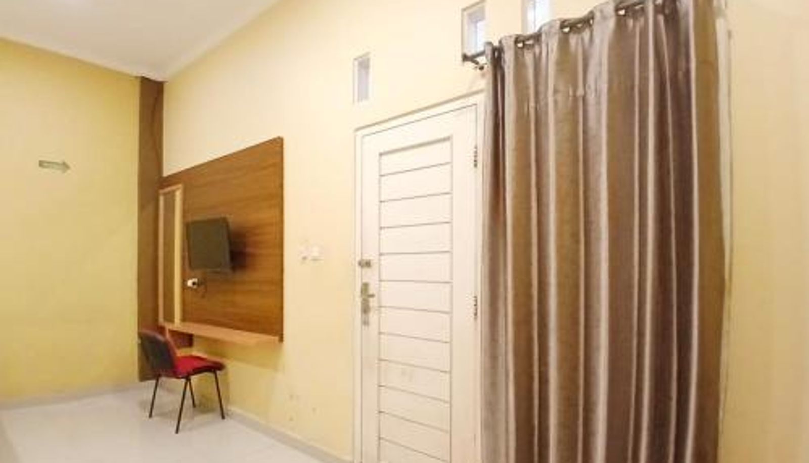 Kamer - Shabrina Homestay Syariah Terminal Tirtonadi Solo RedPartner