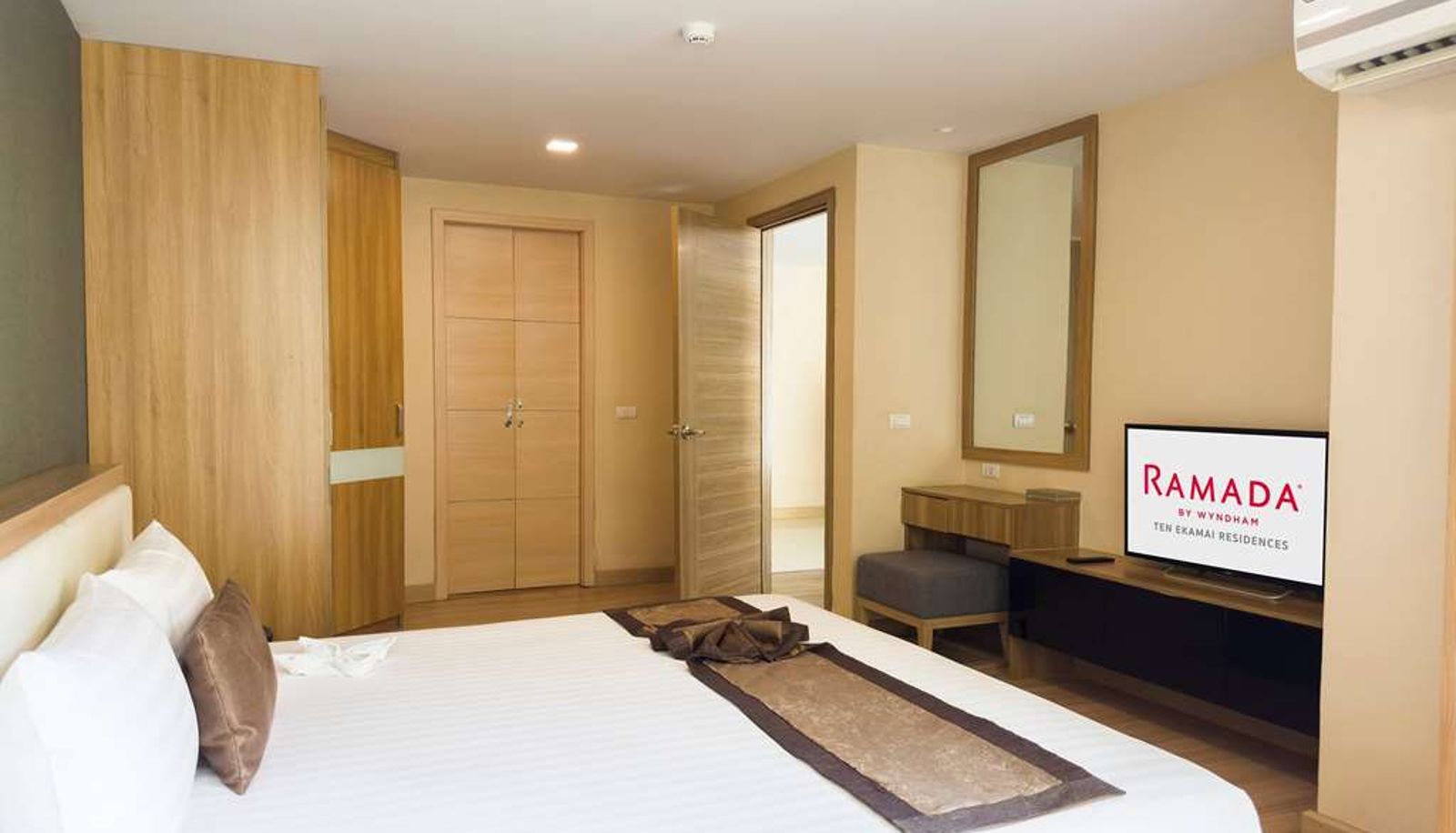 Suite - Ramada by Wyndham Bangkok Ten Ekamai Residences