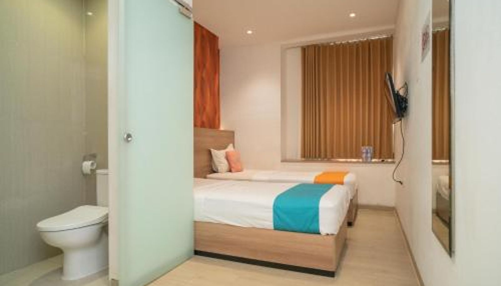 Zimmer - Sans Hotel Kupang Indah Surabaya
