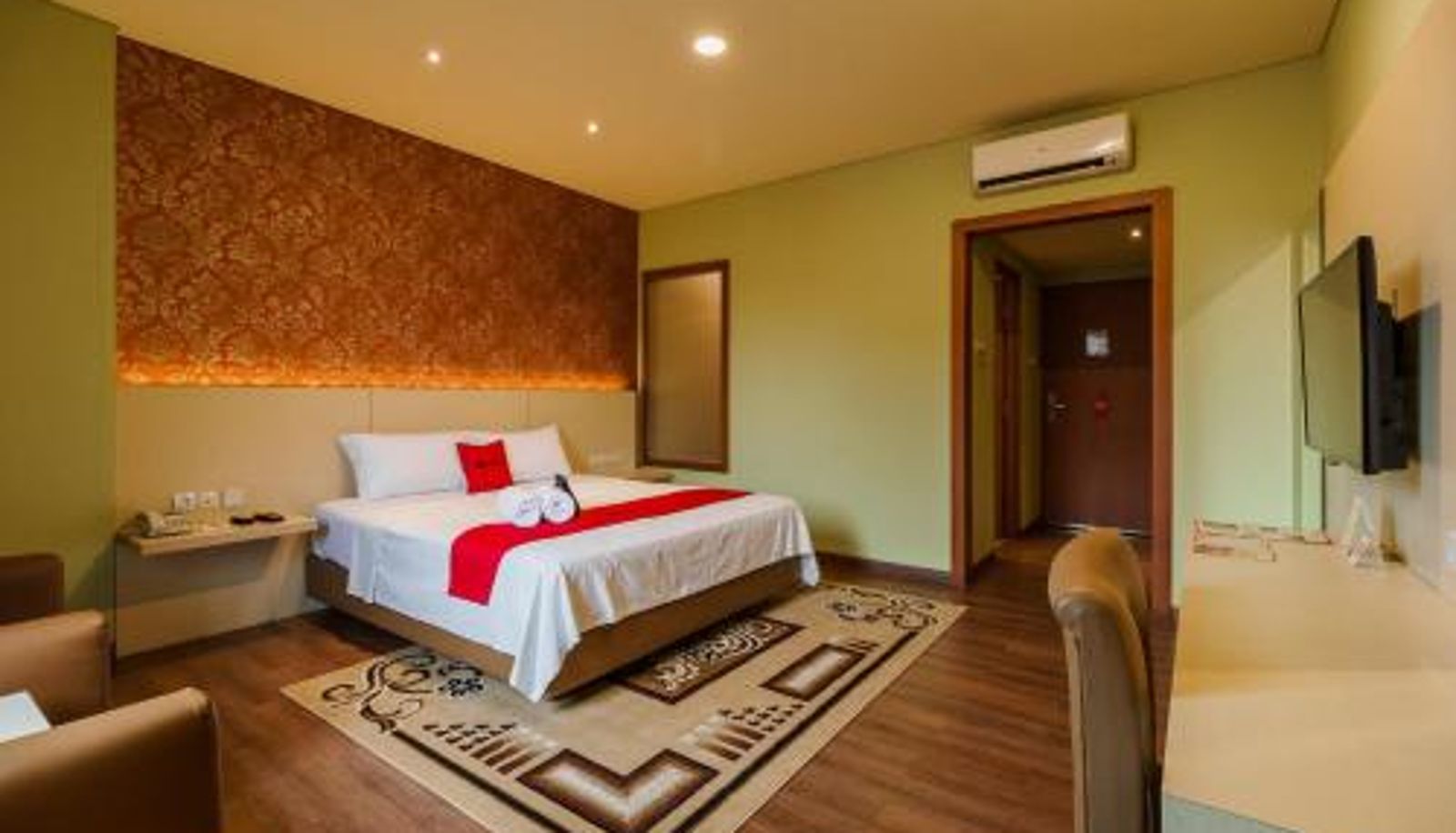 Zimmer - RedDoorz Plus near Dunia Fantasi Ancol