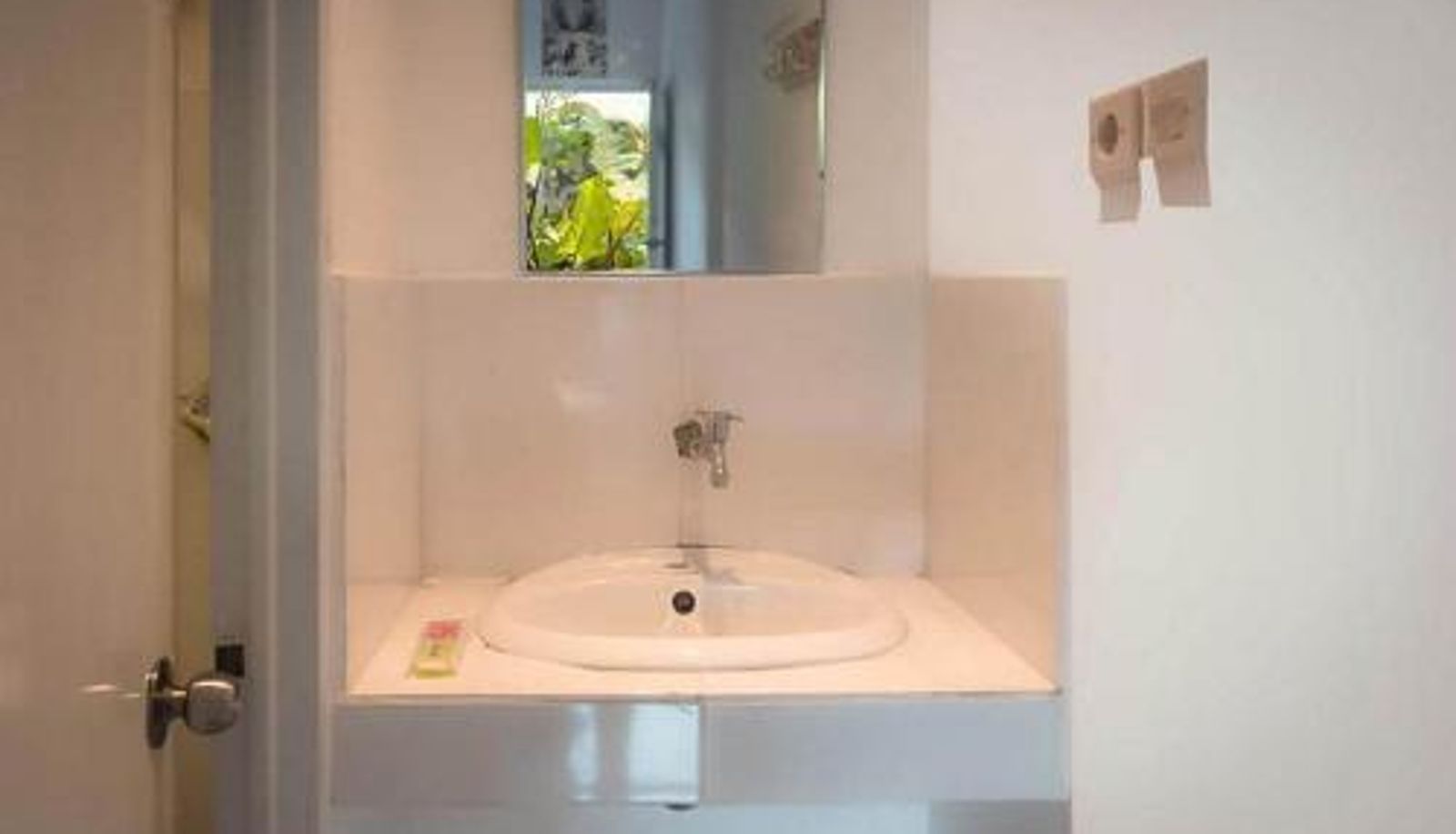 Cuarto de baño - RedDoorz near RS Mitra Keluarga Depok