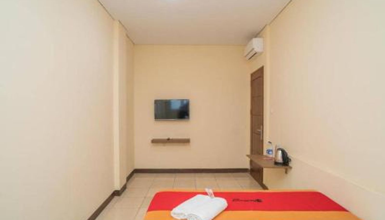 Zimmer - RedDoorz near Stasiun Tangerang
