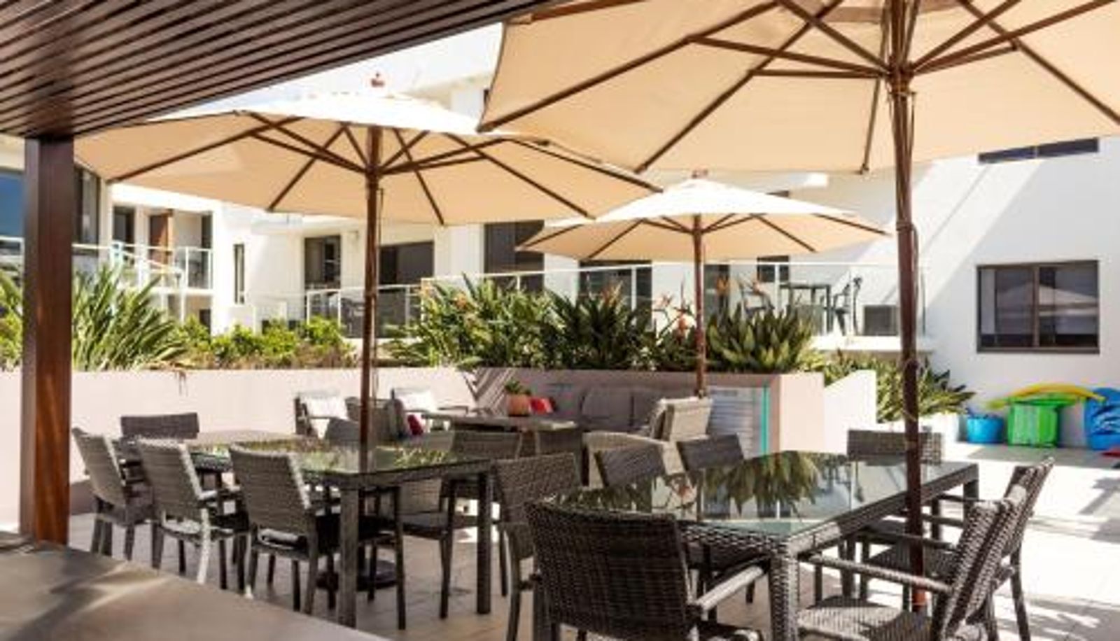 Frühstücksraum innerhalb des Restaurants - in town right on the beach Bayview Beachfront Apartments