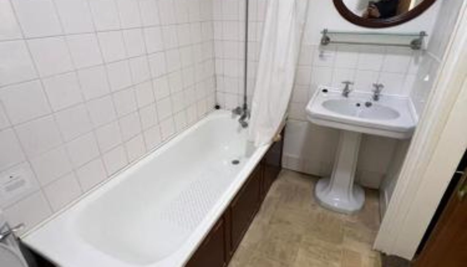 Habitación triple - The Embassy Hotel