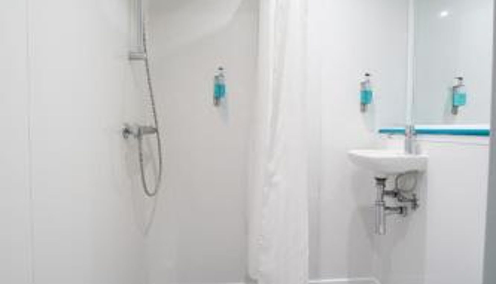 Bathroom - CiTi Hotel London Luton by Belvilla