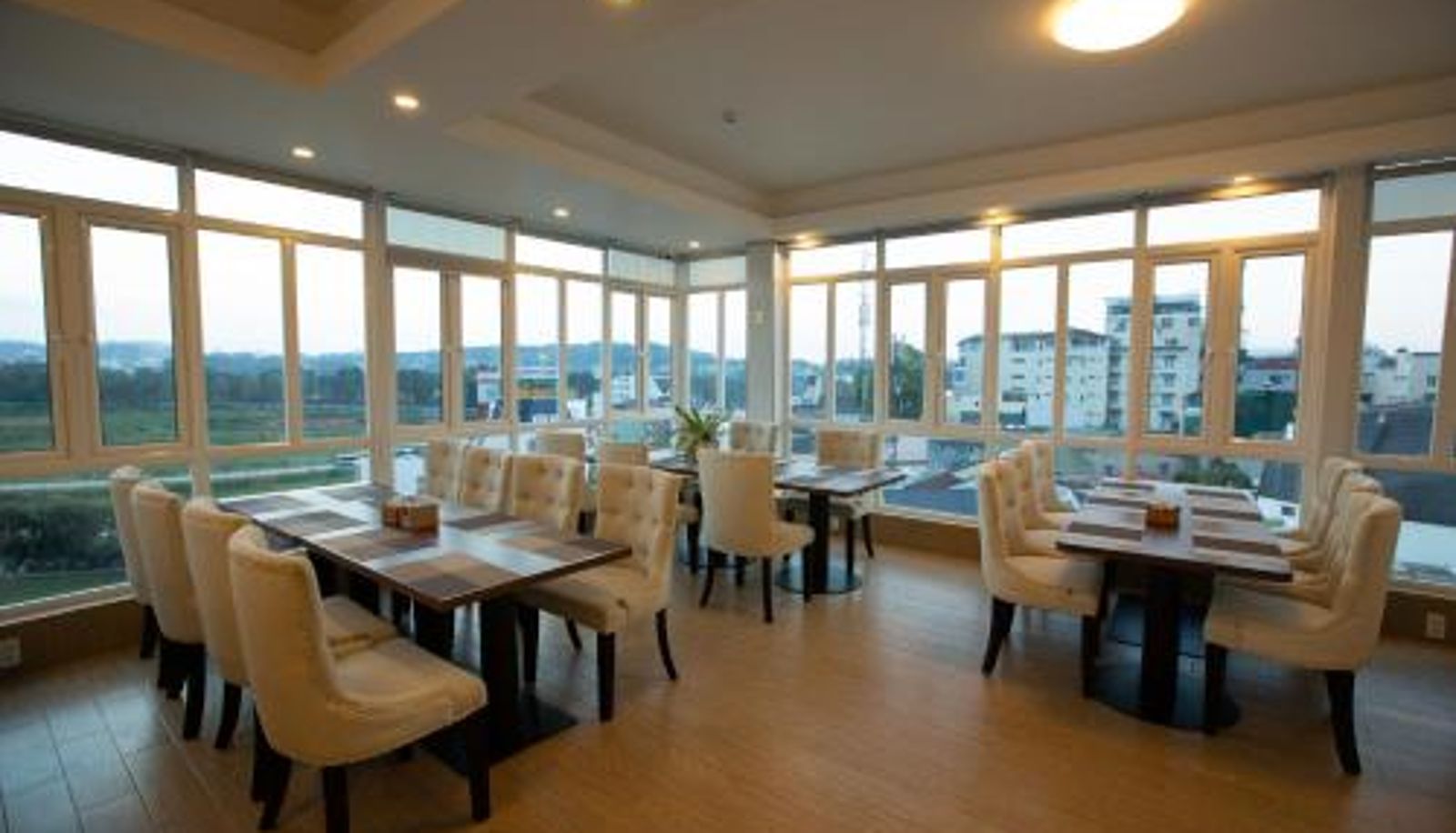 Ontbijtzaal in het restaurant - Dragon King 1 Hotel