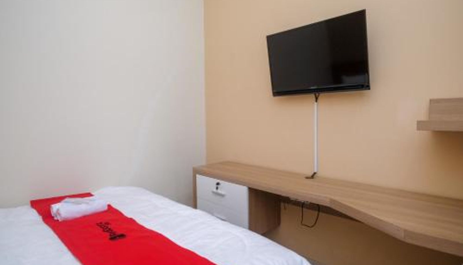 Zimmer - RedDoorz Plus near UMS Solo 2