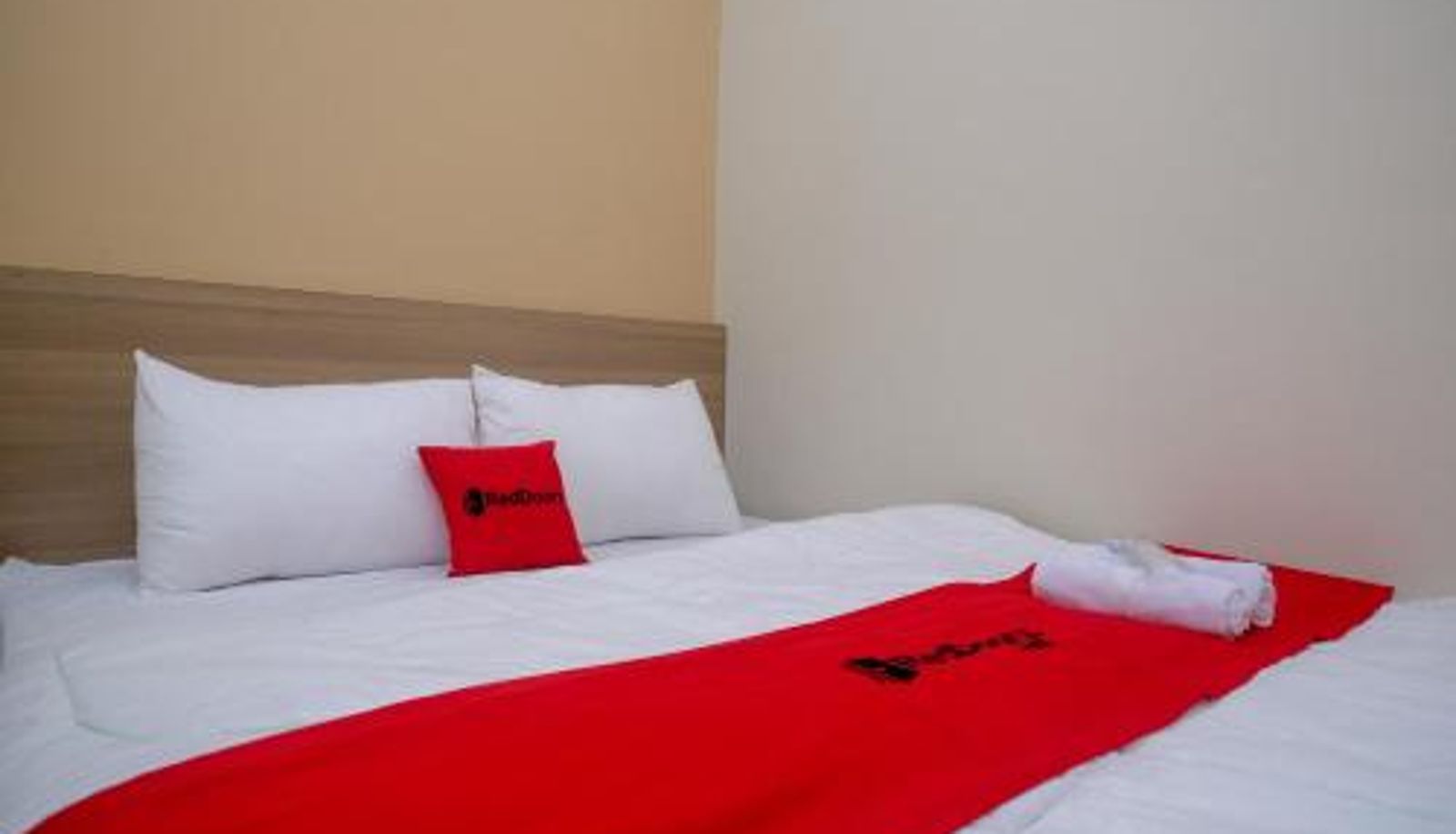 Zimmer - RedDoorz Plus near UMS Solo 2