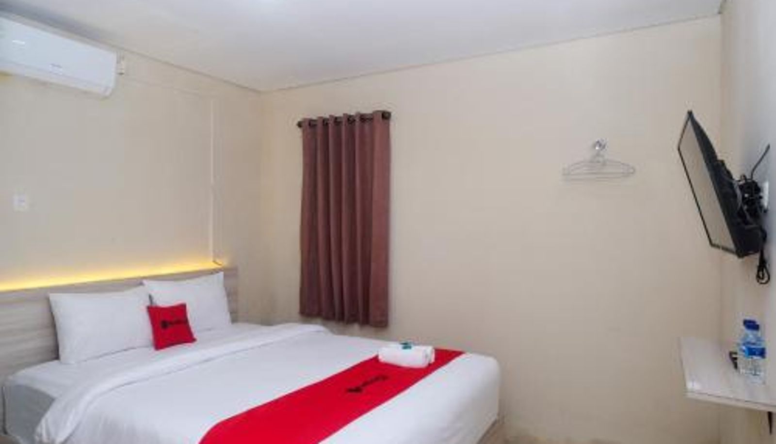 Zimmer - RedDoorz Plus near RS JIH Solo