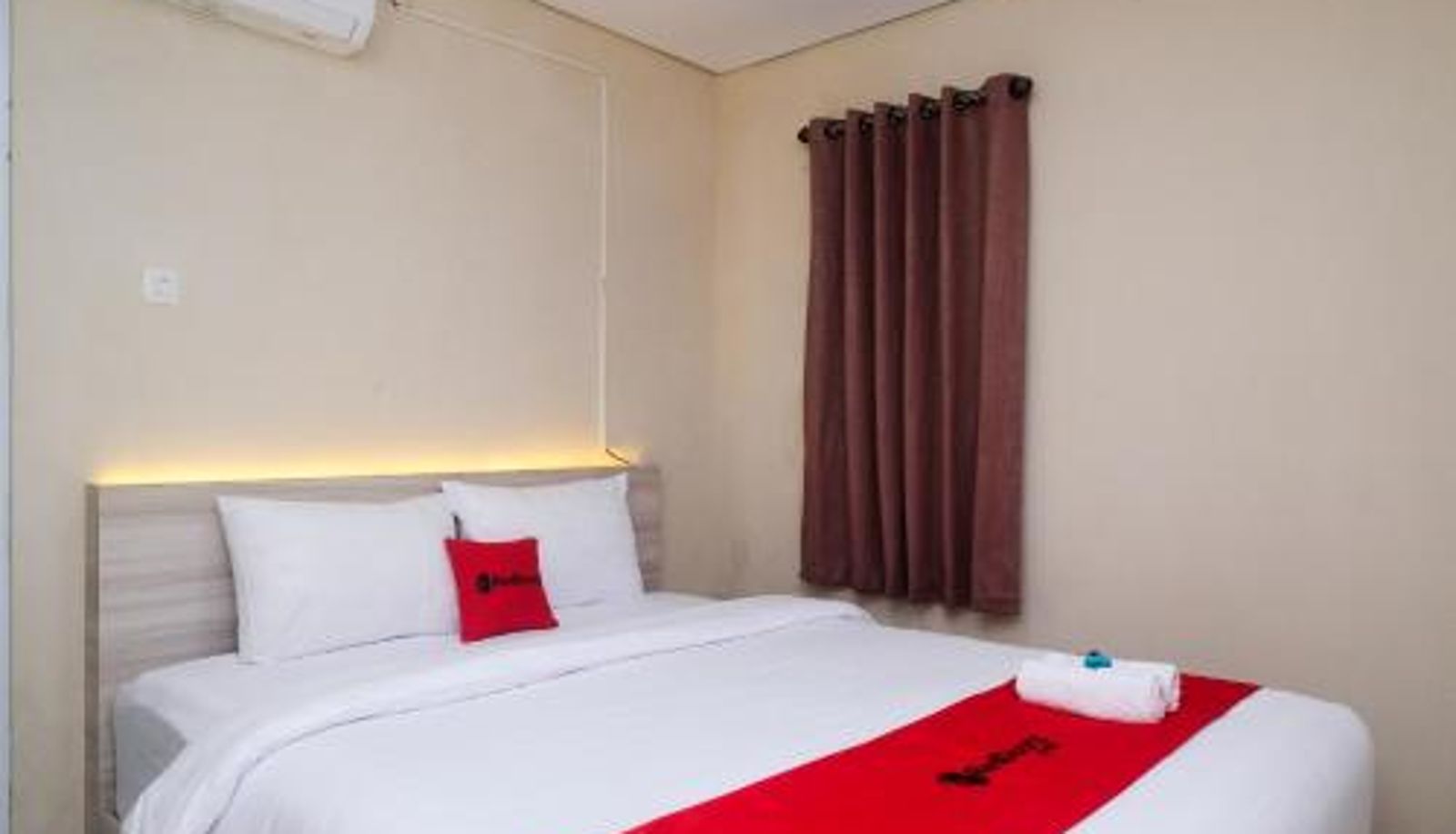 Zimmer - RedDoorz Plus near RS JIH Solo