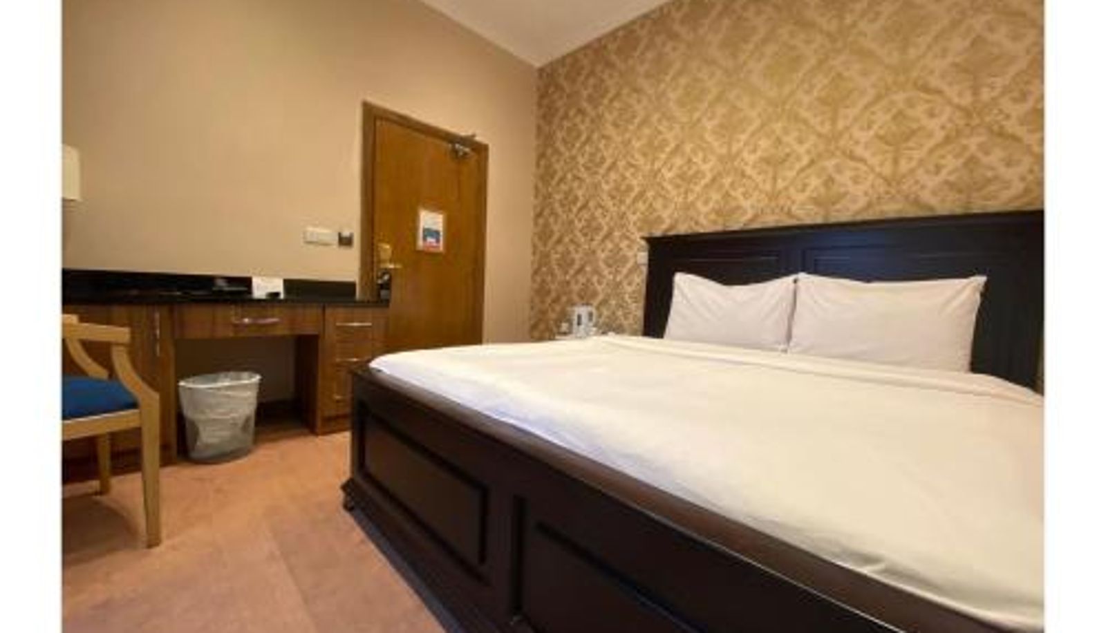 Camera - Baylis Park Hotel