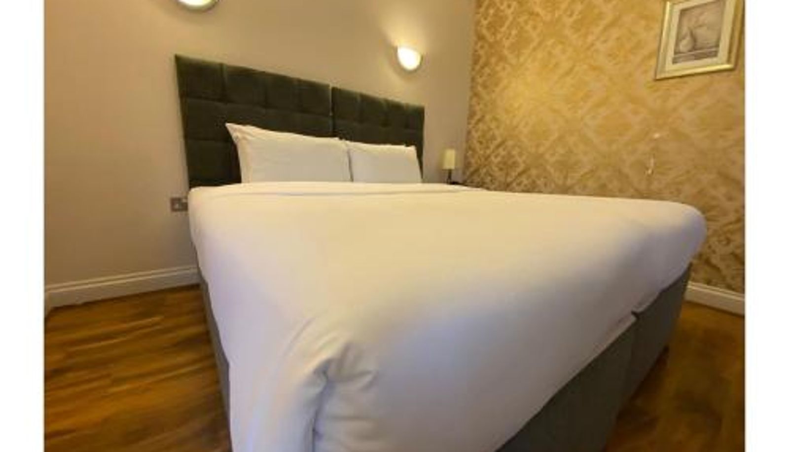 Camera - Baylis Park Hotel