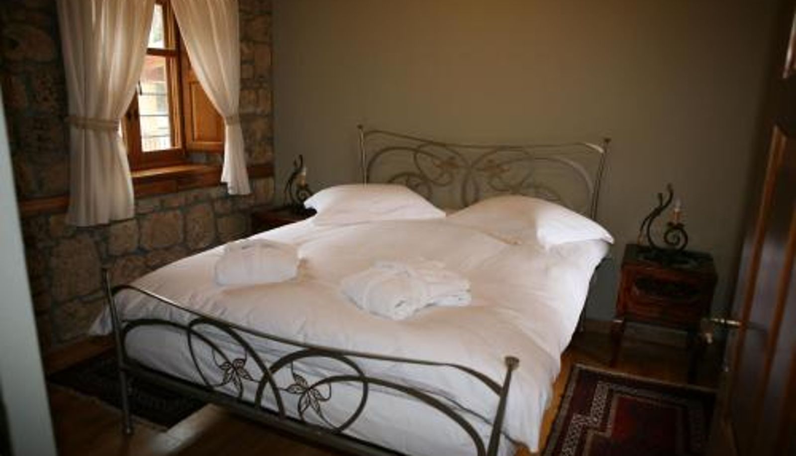 Room - Roes Suites