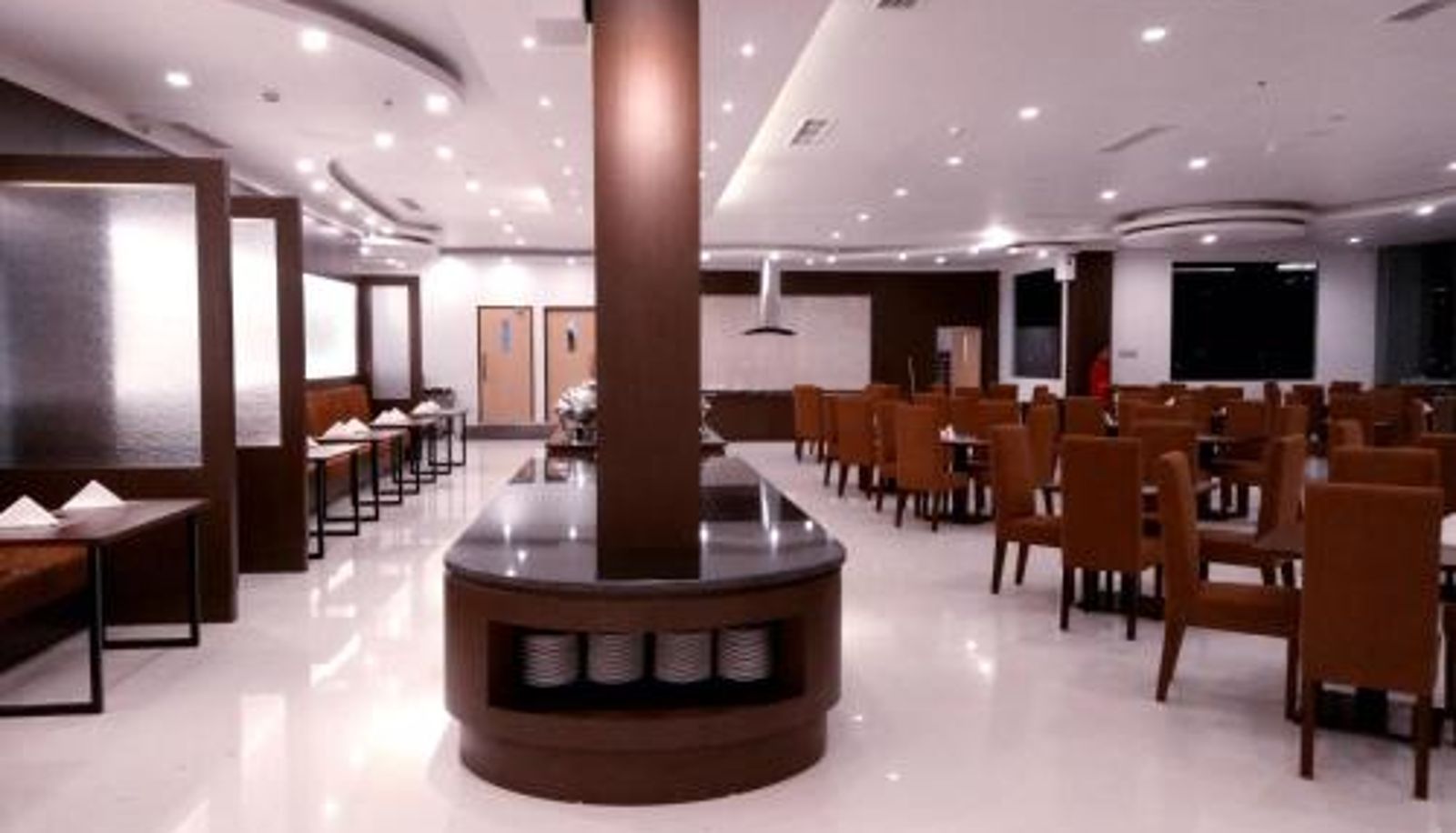 Frühstücksraum innerhalb des Restaurants - Hotel Santika Luwuk - Sulawesi Tengah