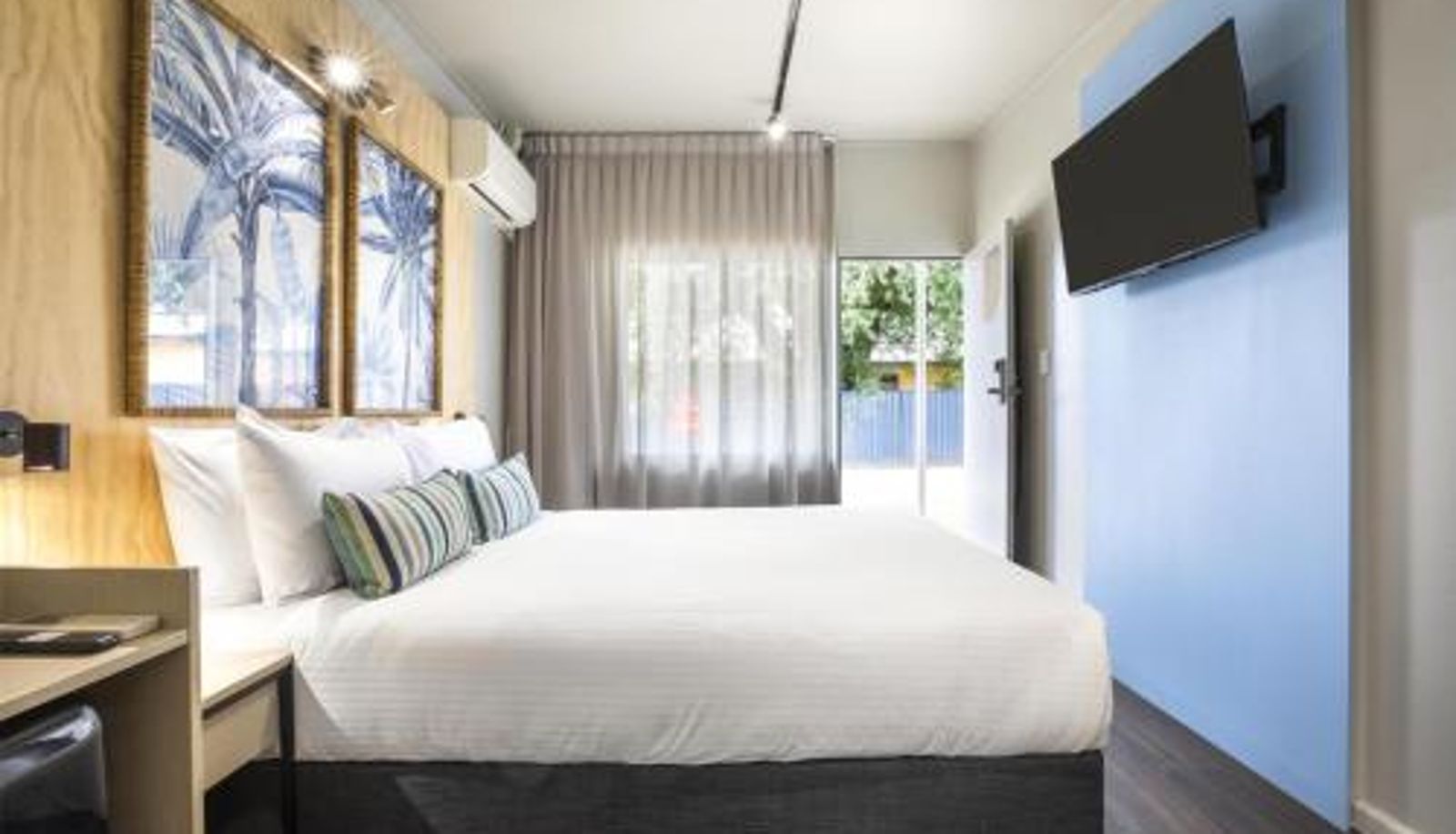Zimmer - Nightcap at Marine Hotel Cardwell